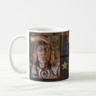 Inbyggd skulptur från Indian med foxfjädrar Kaffemugg