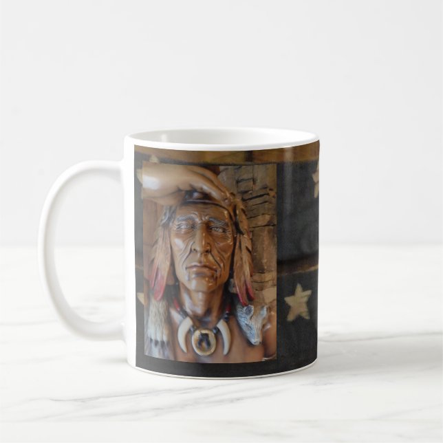Inbyggd skulptur från Indian med foxfjädrar Kaffemugg (Vänster)