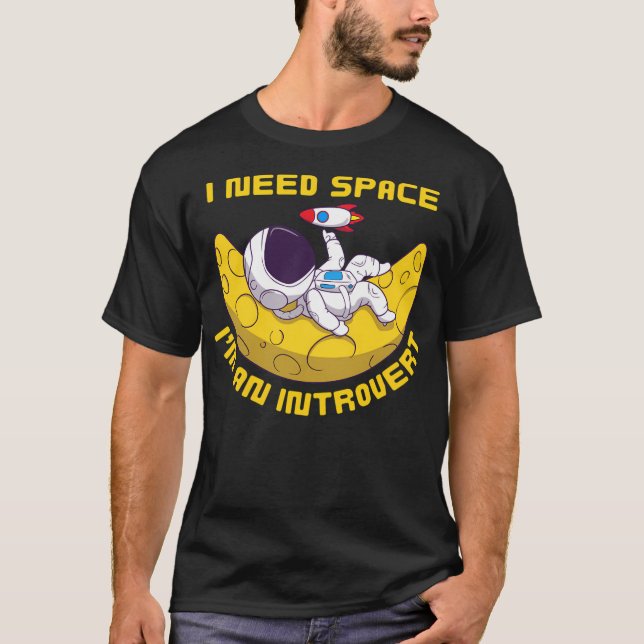 Inbyggt astronaut behöver utrymme t shirt (Framsida)