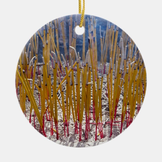 Incense i ett tempel - Zhongdian, Yunnan, China Julgransprydnad Keramik (Framsidan)