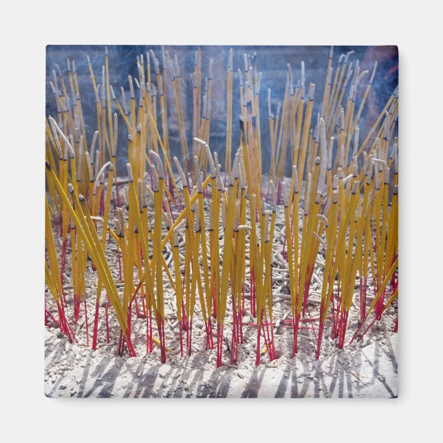 Incense i ett tempel, Zhongdian, Yunnan - China Magnet (Framsidan)