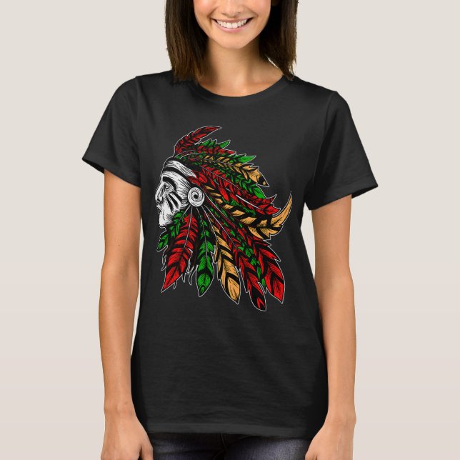 Indian med fjäderprydd huvudbonad. t shirt (Framsida)
