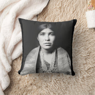 INDIAN WOMAN NATIVE PILLOWS KUDDE