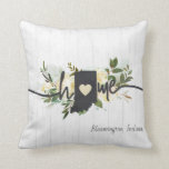 Indiana State-Personlig din hemstad Rustic Kudde<br><div class="desc">Indiana State-Personlig Blommigtens utformning i hemmet. Med söt vattenfärgsvit gult och gräddvita blommor, målar penseldrag, söt hjärtform, chic, vitt trä struktur och trendig penselteckensnitt. Gör en underbar gåva till vilken indianas hemstat eller familjemedlemmar som helst till henne, frun, vänner, Mor och mer. Anpassa den med din anpassningsbar stad, eller namn....</div>