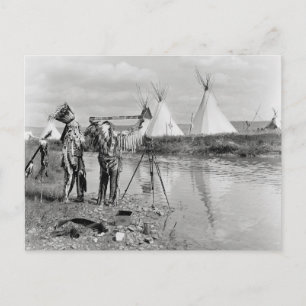 Indianer som betraktar fotografiska negativ, 1913 vykort