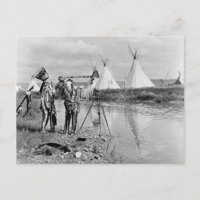 Indianer som betraktar fotografiska negativ, 1913 vykort (Framsida)