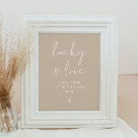 INDIE Bohemian Earth Toned Lucky in Kärlek Sign Poster<br><div class="desc">Den här lyckan med kärlek-tecknet har ett edgy handskrivet teckensnitt och en modern minimalistisk design med en kombination av jordad beige och vit färg. Ändra enkelt färg och redigera *de flesta formuleringarna* för att uppfylla behoven i tillfälle. Det här tecknet är perfekt för din contemporary, minimalistiska eller moderna dusch i...</div>