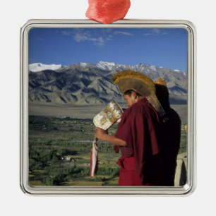 Indien, Ladakh, Thikse. Buddhist munk blåser Julgransprydnad Metall