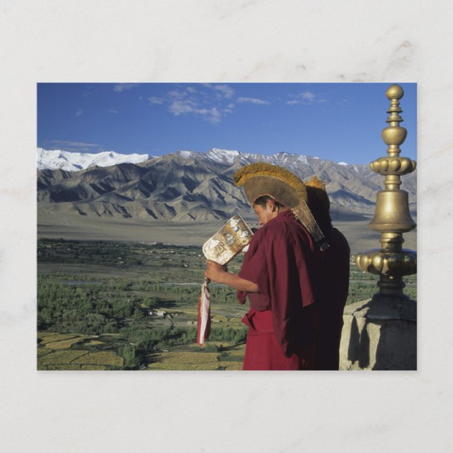 Indien, Ladakh, Thikse. Buddhist munk blåser Vykort (Framsida)