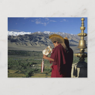 Indien, Ladakh, Thikse. Buddhistmunk blåser Vykort
