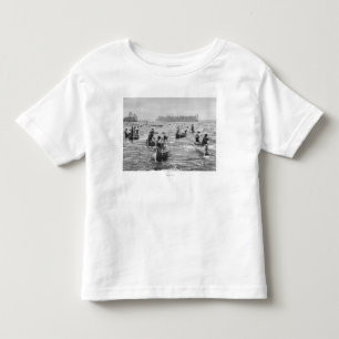 Indier som fiskar i den Soo kanalen, fotograferar Tee Shirt