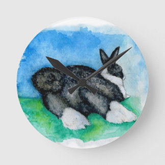 INDIGNITETEN! RUND KLOCKA