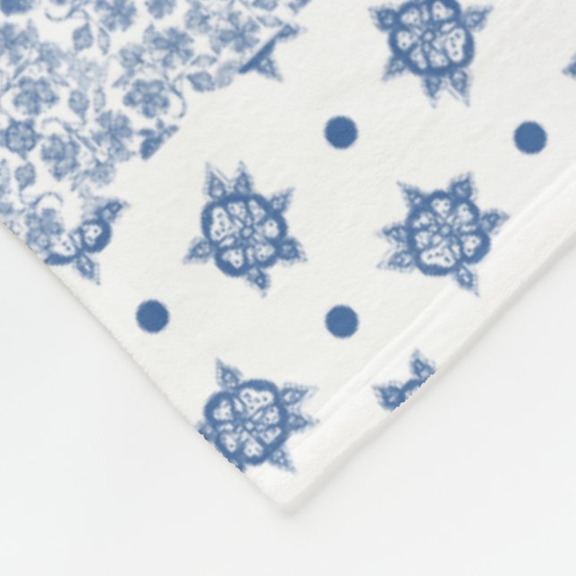 Indigo Blue, White Faux Patchwork Fleece Blanket (Hörn)