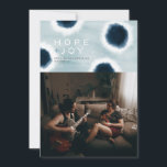 Indigo Dots Julkort<br><div class="desc">Vackra batik-indigo-punkter skapar ett modernt kort för abstrakt,  perfekt för ditt familjefoto. Det här kortet har även en ljusblå bakgrund med färgtoner.</div>