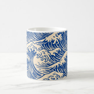 Indigo havsvågor på varm kräm kaffemugg
