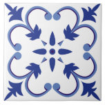 Indigo Petal Vine Kakelplatta<br><div class="desc">Indigo Petal Vine visar en harmonisk geometri för blommigt med grova böjda vinrankor och symmetriska petalformer som utstrålar från mitten. Utformningen framkallar en känsla av ekologisk elegans, som påminner om handmålade plattor från Sydeuropa. Med en coola indigo palett och flytande linjer ger den en förfinad, klassisk beröring på plattor, textilier...</div>