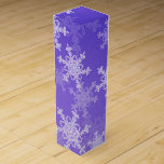 Indigo White Snöflingor - minimalistisk jul Presentask För Vinflaska<br><div class="desc">Snyggt och modern festförpackning med en indigobakgrund försedd med delikat vitt snöflingor. Den invecklade, snöre-liknande snöflingan ger elegans och charm, perfekt för att fånga julhelgens glatta anda. Perfekt för inslagning av gåvor på ett minnesvärt sätt och för öga-fångst, i säckar eller lådor. Med den här designen kombineras funktionalitet med en...</div>