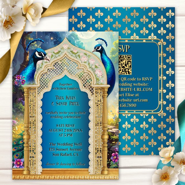 Indisk Påfågel Guld Båg Bröllop Inbjudningar (Indian wedding invitation featuring a magical garden with peacocks on an archway and fleur-de-lis)
