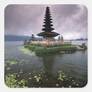 Indonesien, Bali, Ulun Danu tempel. Fyrkantigt Klistermärke