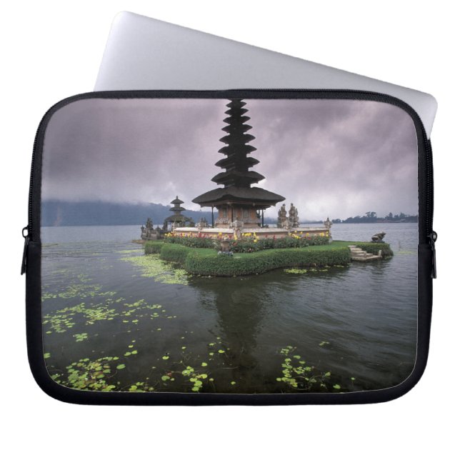 Indonesien, Bali, Ulun Danu tempel. Laptop Sleeve (Framsidan)