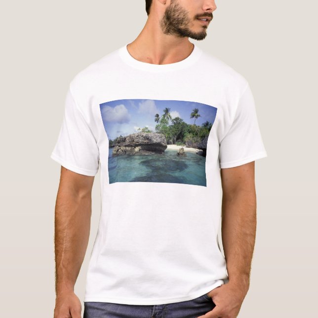 Indonesien. Klippformationer längs kusten Tee Shirt (Framsida)