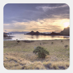 Indonesien, Komodo nationalpark. Solnedgång på en Fyrkantigt Klistermärke