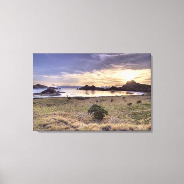 Indonesien, Komodo nationalpark. Solnedgång på ett Canvastryck (Framsida)