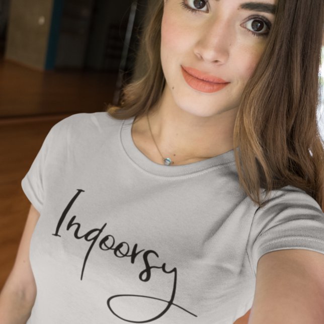 Indoorsy Script Funny T Shirt (Skapare uppladdad)