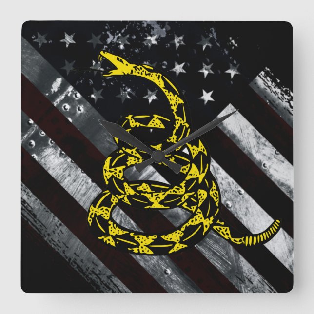 Industrial American Flag and Snake Clock Fyrkantig Klocka (Framsida)
