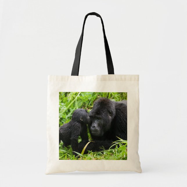 Infant Mountain Gorilla Kisses Silverback Gorilla Tygkasse (Framsidan)