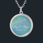 Infinity Symbol för Aqua Infinite Kärlek Twinkling Silverpläterat Halsband<br><div class="desc">FÄRG PALETTE: Vattenblått och himlar blått med regnbåge. DESIGN COLLECTION: Matcha bröllopsinbjudan från samma namn. Perfekt för vår eller vinterbröllop med sin strålande, mousserande, twinkling ljus-gnistra av grafiskt skapat juveler i ett modernt oändligt teckenmotiv. En Shimmer av regnbågsljus belyser bakgrunden i stil vid bokeh. Uppsättningen var grafiskt designad av personligt...</div>