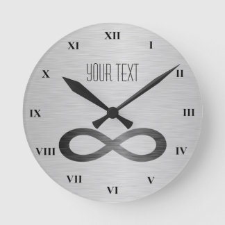 Infinity Symbol on Faux Metall Struktur av Saylor Rund Klocka
