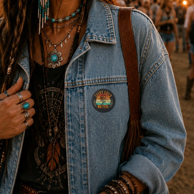 Infödd Amerikansk Orange Dag Urfolk Indian  Knapp (Native American Orange Day Indigenous Indian Button saying every child matters)