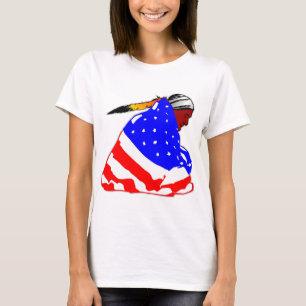 Infödd Indian inkapslad i amerikansk Flagga Tee Shirt