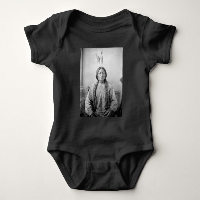 Inföding Amerikansk Ikon: Lakotaledaren Sitting Bu T Shirt (Framsida)