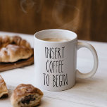 Infoga kaffe till början av typografi-nyans citat kaffemugg<br><div class="desc">Börja din morgon med lite humor. Detta är en del av "för kärlek i kaffet"-samlingen.</div>