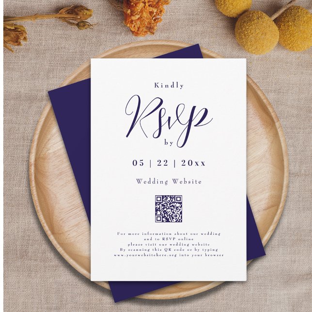 Information om Bröllop i det moderna marinblått El OSA Kort (Modern elegant script Navy blue and white wedding rsvp qr code card Minimalist simple chic stylish )