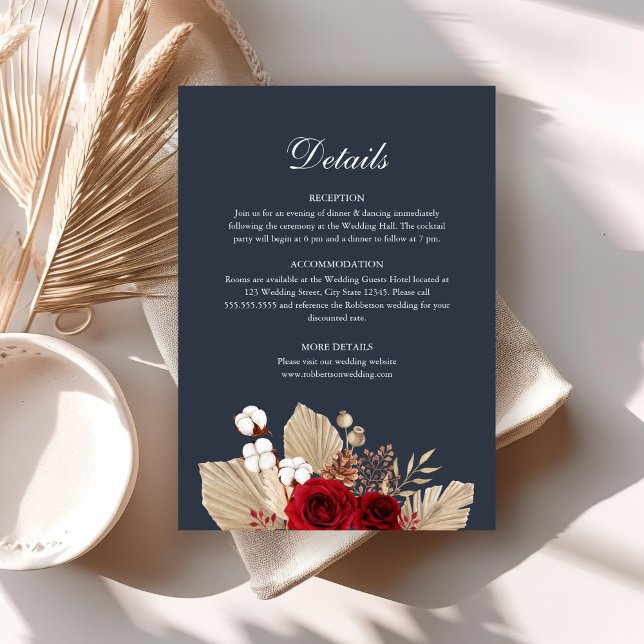 Information om Bröllop-kort för Blue Burgundy Ro Inbjudningar (Midnight Blue Burgundy Roses Wedding Details Card on a boho table with dry palm leaf.)