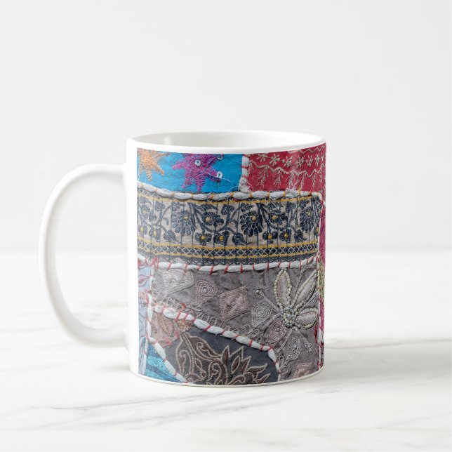Information om färgat patchwork Carpet Closeup Det Kaffemugg (Vänster)
