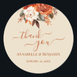 Information om hölje för bränd Orange och Blommigt Runt Klistermärke<br><div class="desc">Fira din speciella dag med vår inbjudan till elegant bröllop med en fantastisk färg-palett med bränd orange, grädde, beige, terracotta och rost. Vår vackert designade inbjudan utstrålar värme och sofistikering och anger tonen för en romantisk och minnesvärd händelse. De jordnära tonerna skapar en känsla av komfort och stil, perfekt för...</div>