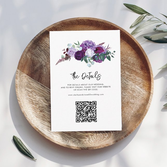 Information om lila Blommigt Skript Bröllop med QR Tilläggskort (Floral Purple Elegant Wedding Details with QR Code)