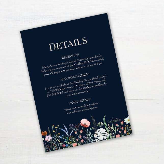 Information om Navy Blue Wildblommor Bröllop-kort Inbjudningar (Navy Blue Wildflowers Wedding Details Card on white wooden table.)
