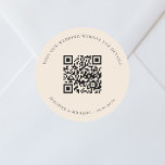 Information om osa beige på bröllop webbplats QR-k Runt Klistermärke<br><div class="desc">Lägg till URL:en för webbplatsen bröllop. Om du vill ha mer information,  mer information,  osa av online. En beige,  gräddbaksida,  svart färgad.</div>