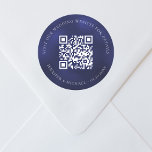 Information om osa blå på bröllop webbplats QR Runt Klistermärke<br><div class="desc">Lägg till URL:en för webbplatsen bröllop. Om du vill ha mer information,  mer information,  osa av online. En marin blå,  ojämn färgad bakgrund.</div>