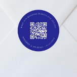 Information om QR-kod för bröllop webbplats osa ma Runt Klistermärke<br><div class="desc">Lägg till URL:en för webbplatsen bröllop. Om du vill ha mer information,  mer information,  osa av online. En marin blå färgad,  vit text.</div>