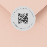 Information om QR-kod på bröllop webbplats osa grå Runt Klistermärke<br><div class="desc">Lägg till URL:en för webbplatsen bröllop. Om du vill ha mer information,  mer information,  osa av online. En lätt grått färgad-bakgrund,  svart text.</div>