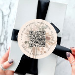 Information om QR-kod på bröllop webbplats osa pam Runt Klistermärke<br><div class="desc">Lägg till URL:en för webbplatsen bröllop. Om du vill ha mer information,  mer information,  osa av online. En beige,  gräddbakgrund som dekoreras med blommigtar med jordmuterade färgader,  pampasgräs och eukalyptus greenery.</div>