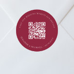 Information om QR-osa burgundy på bröllop webbplat Runt Klistermärke<br><div class="desc">Lägg till URL:en för webbplatsen bröllop. Om du vill ha mer information,  mer information,  osa av online. En grumlig färgad,  vit text.</div>
