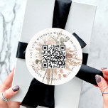 Information om QR-osa pampas på bröllop webbplats Runt Klistermärke<br><div class="desc">Lägg till URL:en för webbplatsen bröllop. Om du vill ha mer information,  mer information,  osa av online. En vit bakgrund som dekorerats med jordmuterade blommigtar,  pampasgräs och eukalyptus greenery.</div>