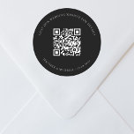 Information om QR-osa svart på bröllop webbplats Runt Klistermärke<br><div class="desc">Lägg till URL:en för webbplatsen bröllop. Om du vill ha mer information,  mer information,  osa av online. Svart bakgrund,  vit text.</div>